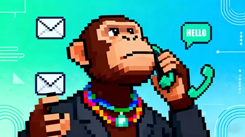 Pixelart-aap in een donker pak, draagt ​​een halsketting met regenboogkralen en een groene hanger, houdt een groenblauw telefoon tegen zijn oor, met een tekstballon die HALLO zegt, tegen een blauwgroen achtergrond met zwevende witte enveloppictogrammen.
